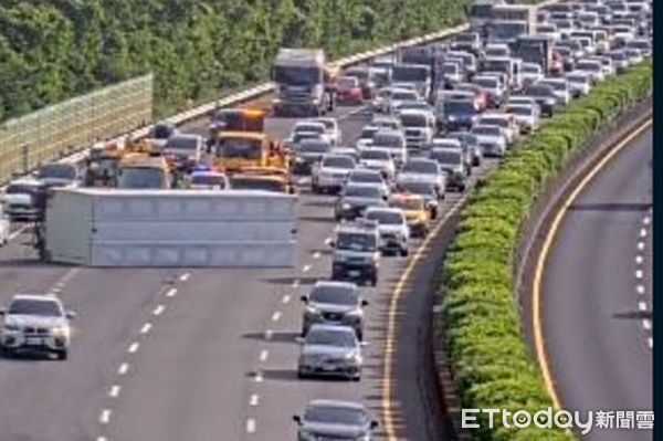 ▲▼國道警方迅速吊離事故車輛，但後方嚴重回堵。（圖／國道公路警察局提供）