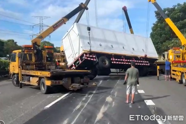 ▲▼國道警方迅速吊離事故車輛，但後方嚴重回堵。（圖／國道公路警察局提供）