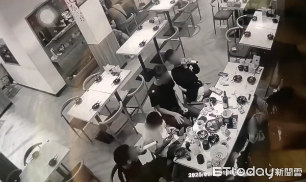 ▲▼新竹市小客車撞進工地，4名少年慘死，1倖存少年逃離現場遭逮。案發前凌晨一行人在居酒屋聚餐歡唱。（圖／記者黃彥傑翻攝）