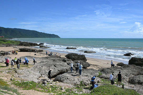 ▲志工在鼻砂島地區撿到離岸太陽能走道板。（圖／民眾提供）