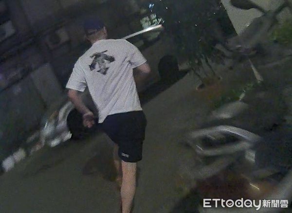 ▲通緝男駕車闖紅燈見警狂逃。（圖／桃園警分局提供）