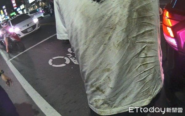 ▲▼跳入大排水溝造成多處擦傷「超痛的｣，髒兮兮狼狽落網。（圖／桃園警分局提）