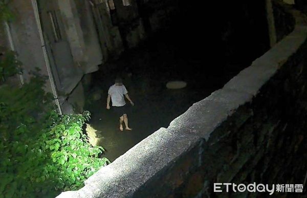 ▲▼跳入大排水溝造成多處擦傷「超痛的｣，髒兮兮狼狽落網。（圖／桃園警分局提）