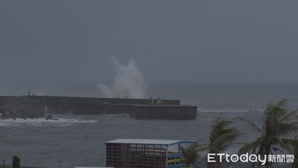 ▲富岡漁港出現驚人大浪。（圖／yu_yu_billy授權引用）