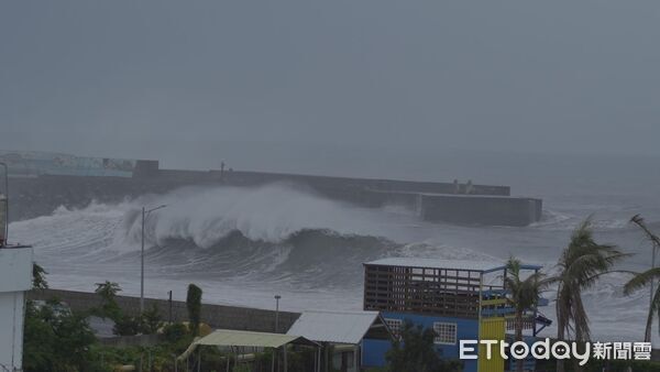 ▲富岡漁港出現驚人大浪。（圖／yu_yu_billy授權引用）