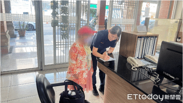 ▲內埔警分局員警幫黃婦連絡上家人。（圖／記者陳崑福翻攝）