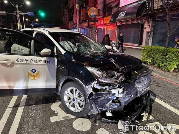 ▲▼張嫌沿路逆向6次、闖紅燈13次，警車與機車碰撞後毀損嚴重。（圖／中壢警分局提）