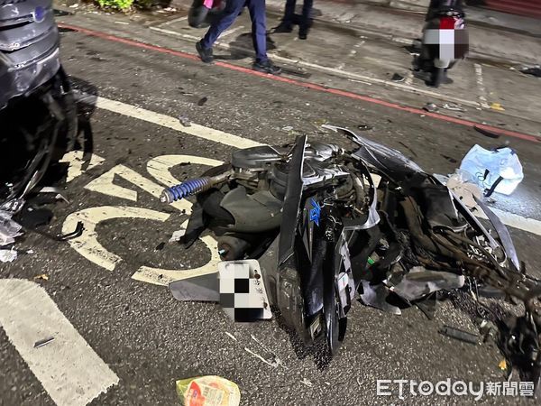 ▲▼張嫌沿路逆向6次、闖紅燈13次，警車與機車碰撞後毀損嚴重。（圖／中壢警分局提）