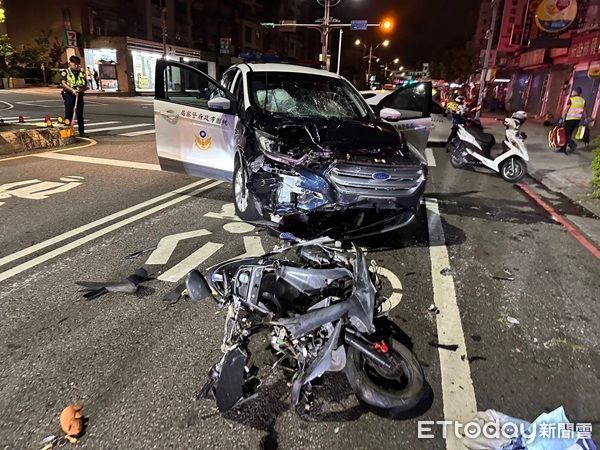 ▲毒蟲張嫌凌晨騎機車見巡警竟闖紅燈狂逃，最後撞上攔截之巡邏車噴飛跌落。（圖／中壢警分局提供）