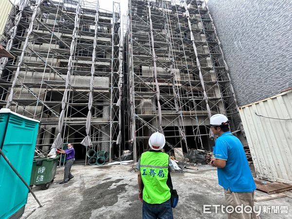 ▲▼高雄納陸警！市府應變中心下午一級開設　工地、路樹急防颱整備。（圖／記者賴文萱翻攝）