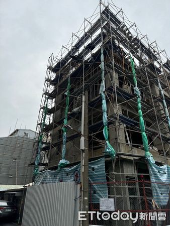 ▲▼高雄納陸警！市府應變中心下午一級開設　工地、路樹急防颱整備。（圖／記者賴文萱翻攝）