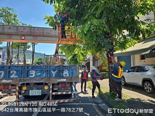 ▲▼高雄納陸警！市府應變中心下午一級開設　工地、路樹急防颱整備。（圖／記者賴文萱翻攝）