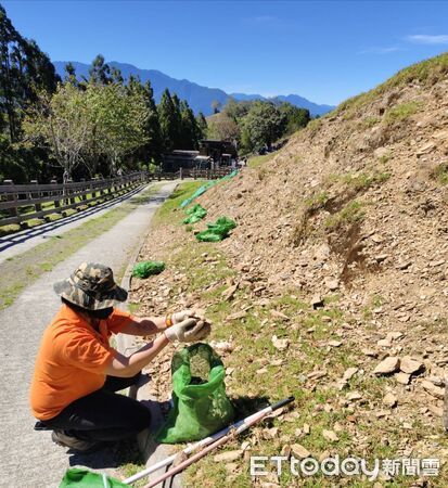 ▲清境農場防颱，鋪設植生袋。（圖／清境農場提供）