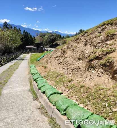▲清境農場防颱，鋪設植生袋。（圖／清境農場提供）