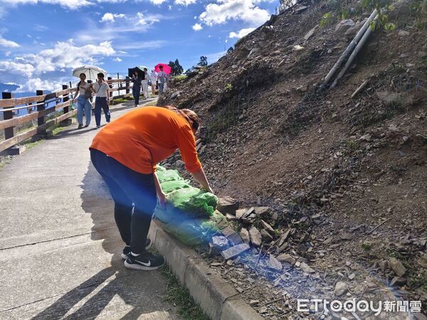 ▲清境農場防颱，鋪設植生袋。（圖／清境農場提供）