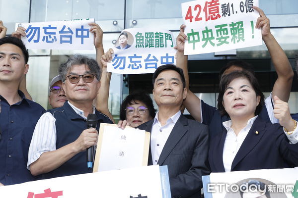 ▲李中遞交陳情書給。（圖／記者湯興漢攝）