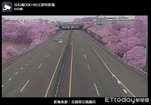 ▲▼嘉義台82線快速道路出現一片粉紅畫面。（圖／取自公路局即時影像監視器）