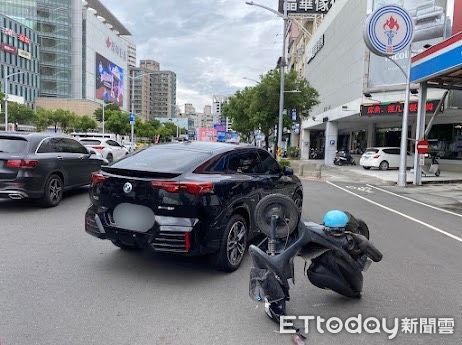 ▲▼高雄男單手騎車滑手機！直撞BMW休旅。（圖／記者許宥孺翻攝）