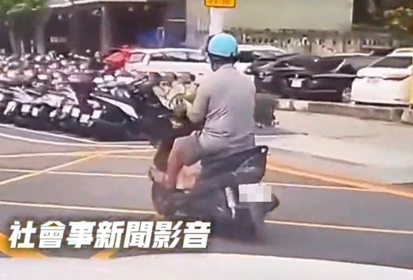 ▲▼高雄男單手騎車滑手機！直撞BMW休旅。（圖／翻攝自社會事新聞影音）