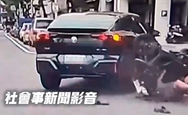 ▲▼高雄男單手騎車滑手機！直撞BMW休旅。（圖／翻攝自社會事新聞影音）