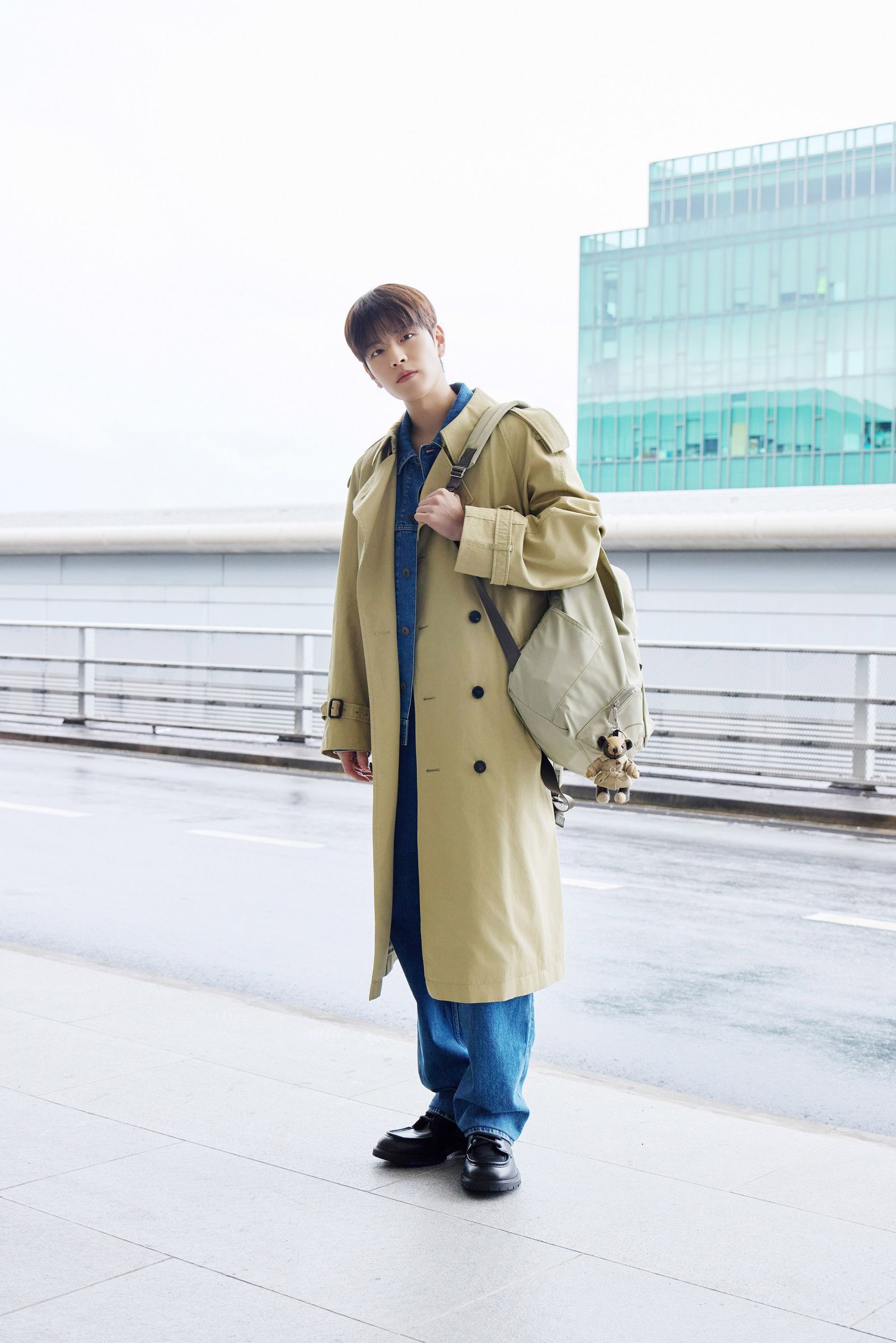 眾星飛倫敦時裝週看BURBERRY大秀    湯唯手拿玫瑰花搭機好搶鏡