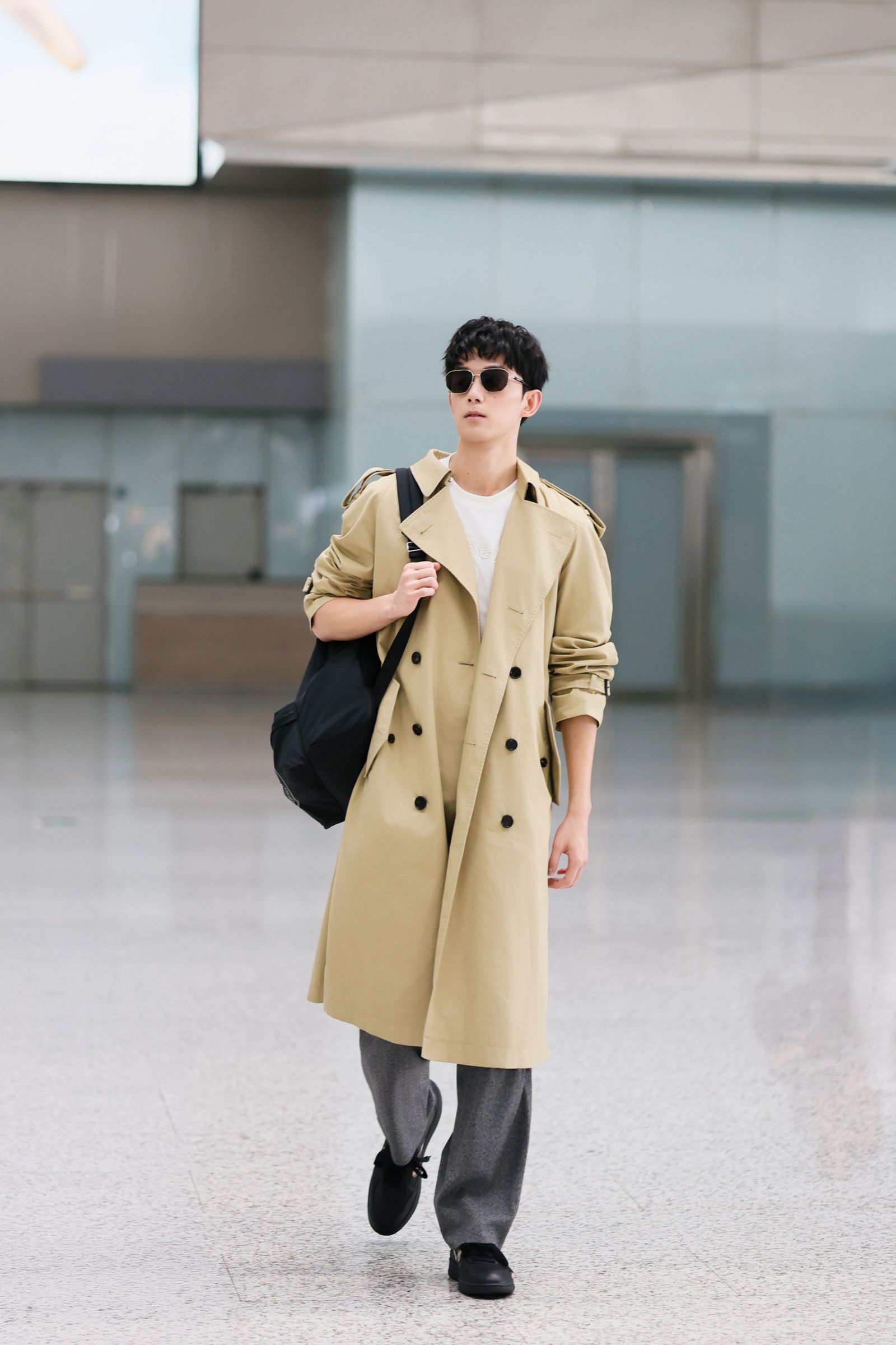 眾星飛倫敦時裝週看BURBERRY大秀    湯唯手拿玫瑰花搭機好搶鏡