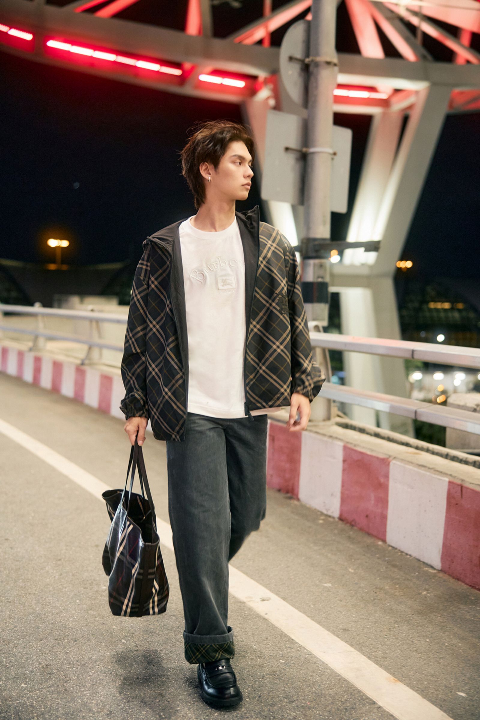 眾星飛倫敦時裝週看BURBERRY大秀    湯唯手拿玫瑰花搭機好搶鏡