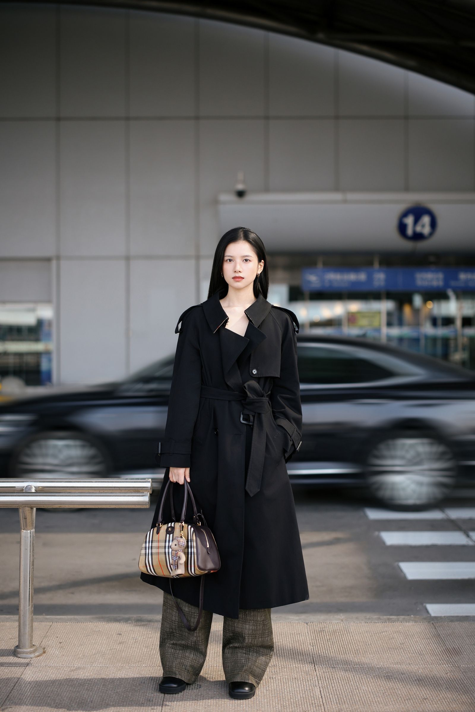 眾星飛倫敦時裝週看BURBERRY大秀    湯唯手拿玫瑰花搭機好搶鏡