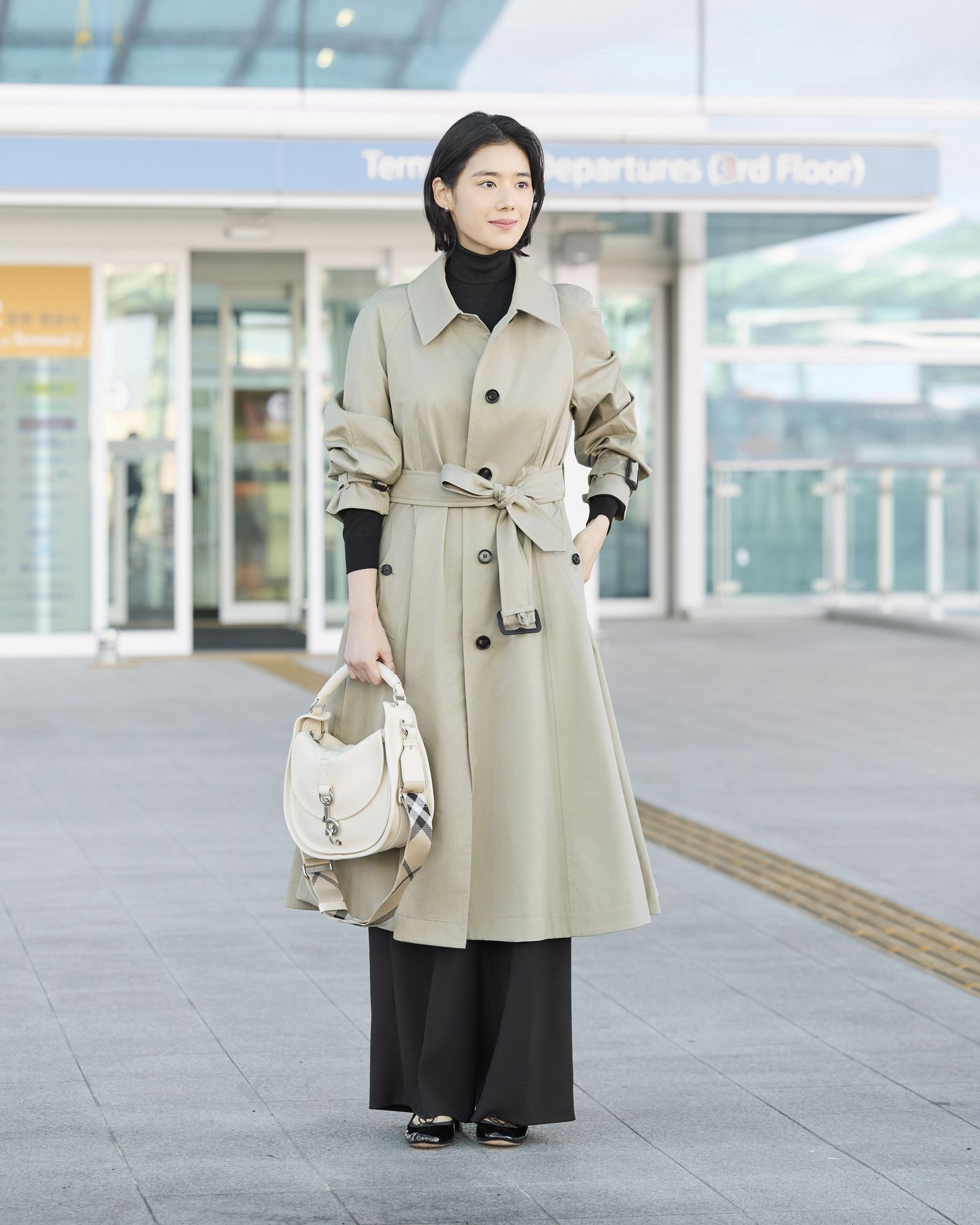 眾星飛倫敦時裝週看BURBERRY大秀    湯唯手拿玫瑰花搭機好搶鏡