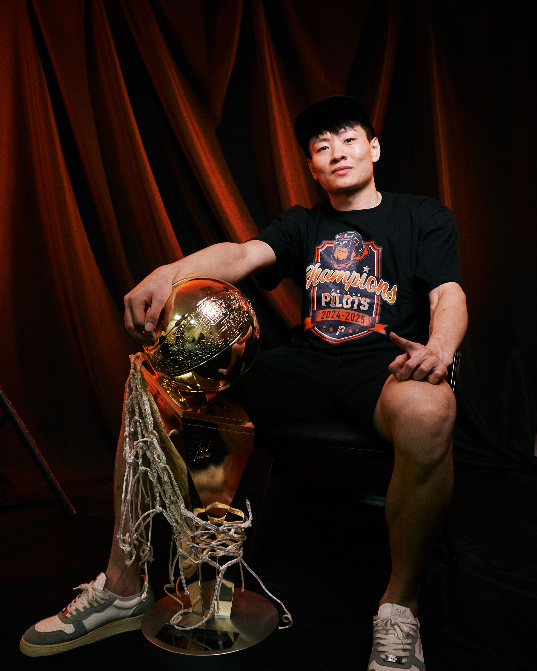 ▲▼關達祐上季總冠軍賽屢次扮演奇兵；關達祐爸爸工作處理竹筍；關達祐（左3）代表雲林鎮南國小籃球隊出賽。（圖／領航猿提供）