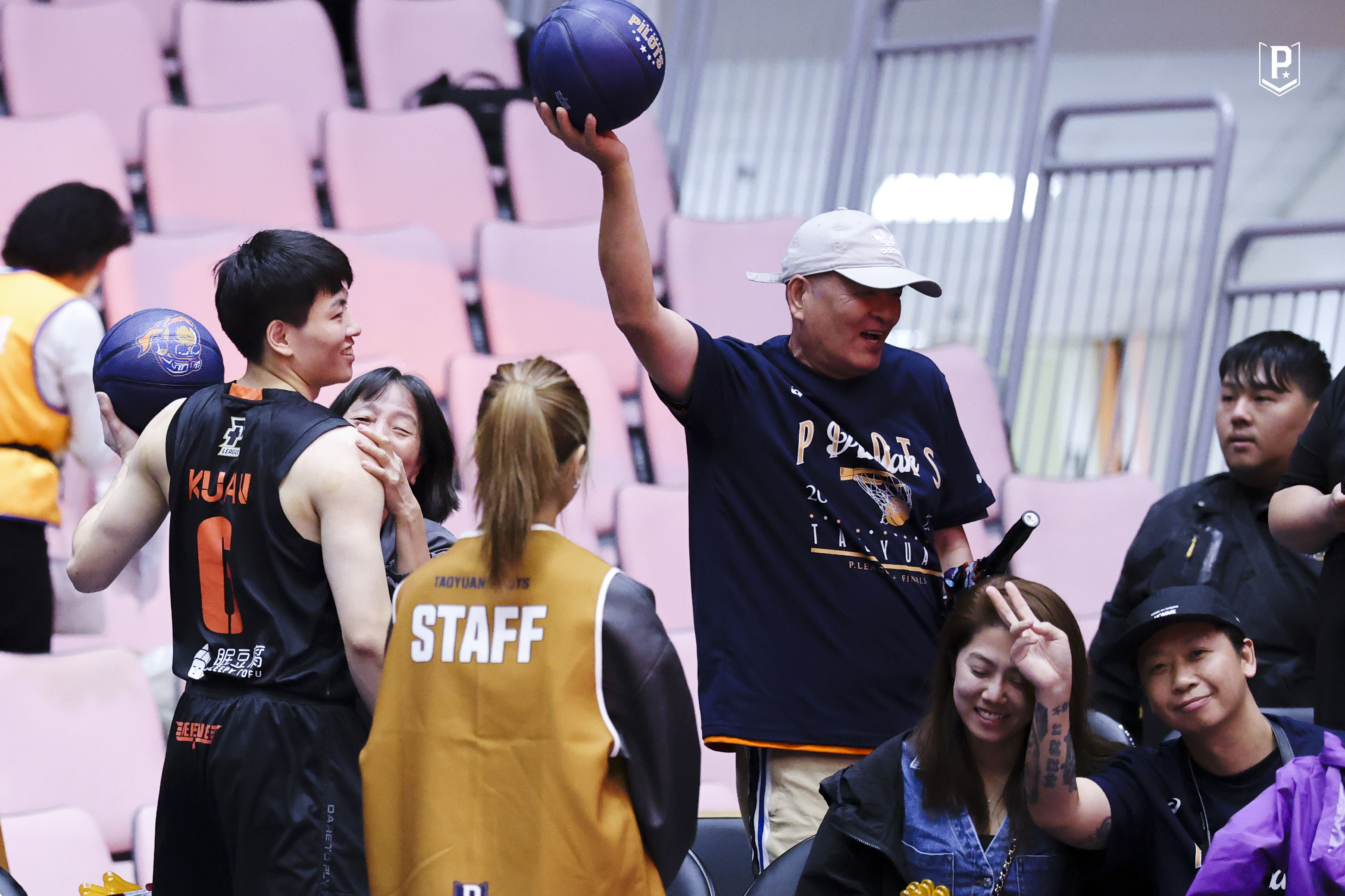 ▲▼關達祐上季總冠軍賽屢次扮演奇兵；關達祐爸爸工作處理竹筍；關達祐（左3）代表雲林鎮南國小籃球隊出賽。（圖／領航猿提供）