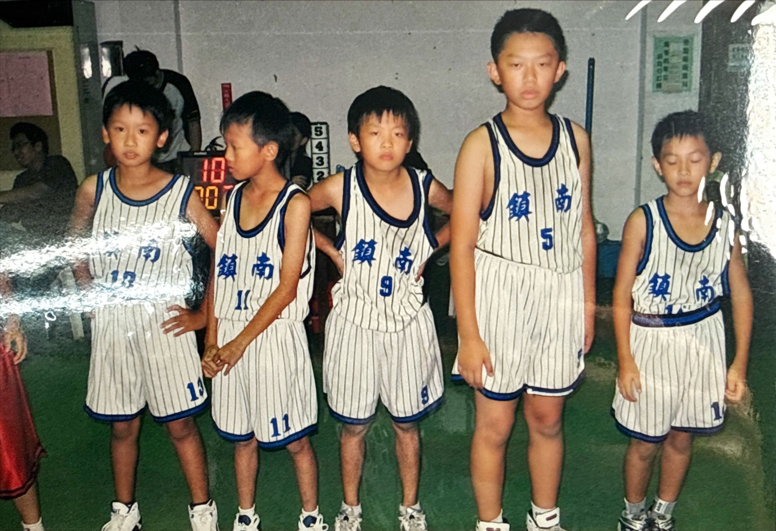 ▲▼關達祐上季總冠軍賽屢次扮演奇兵；關達祐爸爸工作處理竹筍；關達祐（左3）代表雲林鎮南國小籃球隊出賽。（圖／領航猿提供）