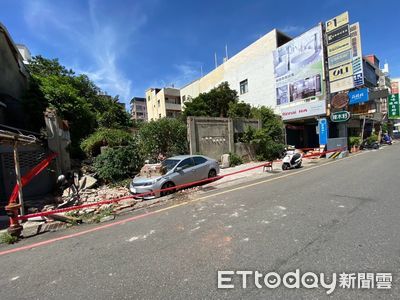 竹市私有地整片圍牆疑遭強風吹塌！倒楣轎車停旁邊遭砸