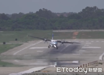 驚險直擊!金門飛機遇強側風「左右狂甩」機翼險砸地 急拉升重飛
