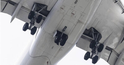 險過電影!阿富汗13歲少年「爬進輪艙」偷渡 飛1.5小時奇蹟生還