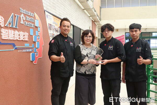 ▲中華醫大餐旅系學生洪鈺閎（右一）、李帆畇（右二）榮獲2025銀養創新料理競賽校園組總冠軍，校長李碧娥讚揚是「華醫之光」。（記者林東良翻攝，下同）