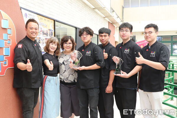 ▲中華醫大餐旅系學生洪鈺閎（右一）、李帆畇（右二）榮獲2025銀養創新料理競賽校園組總冠軍，校長李碧娥讚揚是「華醫之光」。（記者林東良翻攝，下同）
