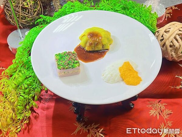 ▲中華醫大餐旅系學生洪鈺閎（右一）、李帆畇（右二）榮獲2025銀養創新料理競賽校園組總冠軍，校長李碧娥讚揚是「華醫之光」。（記者林東良翻攝，下同）