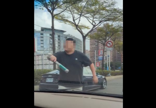 ▲▼廖男攔車後持鋁棒下車理論恐嚇             。（圖／翻攝臉書細說淡水）