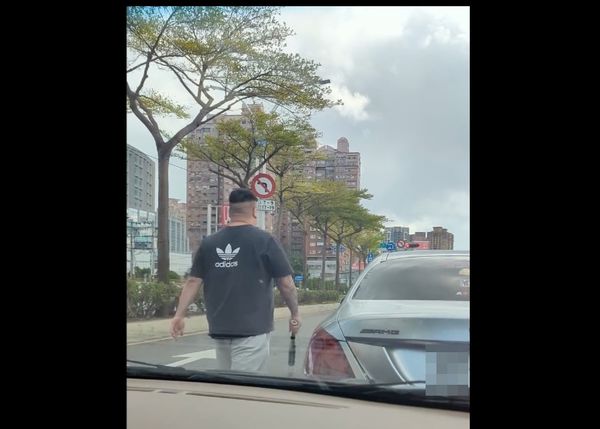 ▲▼廖男攔車後持鋁棒下車理論恐嚇             。（圖／翻攝臉書細說淡水）