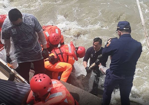 ▲男浮屍卡消波塊今順利救出。（圖／賴清美提供）