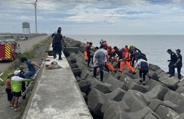▲男浮屍卡消波塊今順利救出。（圖／賴清美提供）