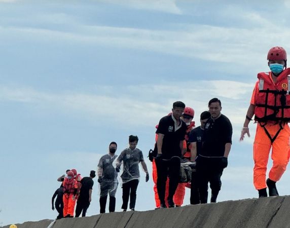 ▲男浮屍卡消波塊今順利救出。（圖／賴清美提供）