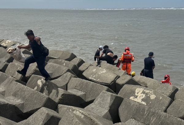 ▲男浮屍卡消波塊今順利救出。（圖／賴清美提供）