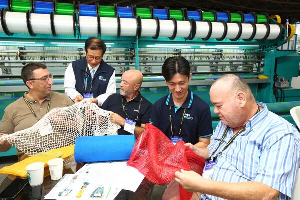 ▲買主於TaipeiPLAS 2024參觀並了解製品應用(圖／貿協提供)