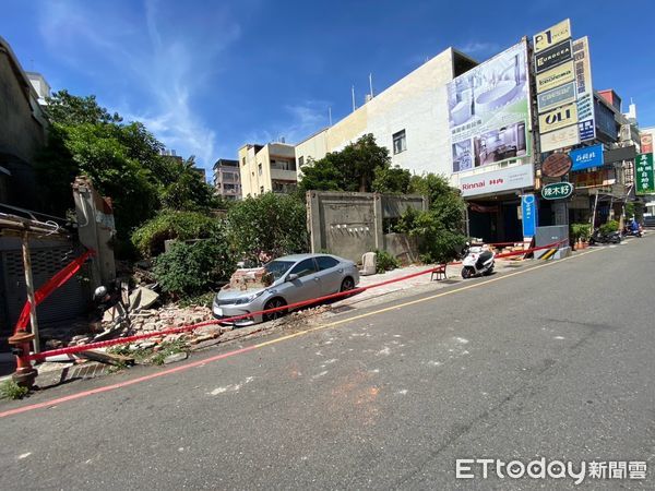 ▲疑似風力過強導致整片圍牆瞬間倒塌，直接壓在一旁汽車上。（圖／記者楊永盛翻攝）