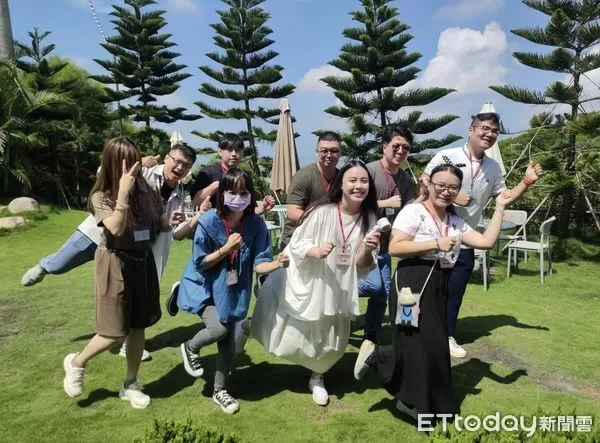 ▲最強月老！中市府推單身夯肉趴，藍色公路一夜湊成17對佳偶。（圖／台中市民政局提供）