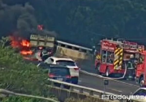 ▲小貨車行駛國道1號五楊高架南向不明原因起火燃燒。（圖／國道公路警察局提供）