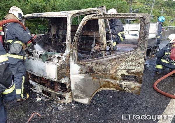 ▲▼警消迅速趕到將火勢撲滅，但車輛幾乎燒燬。（圖／國道公路警察局提）