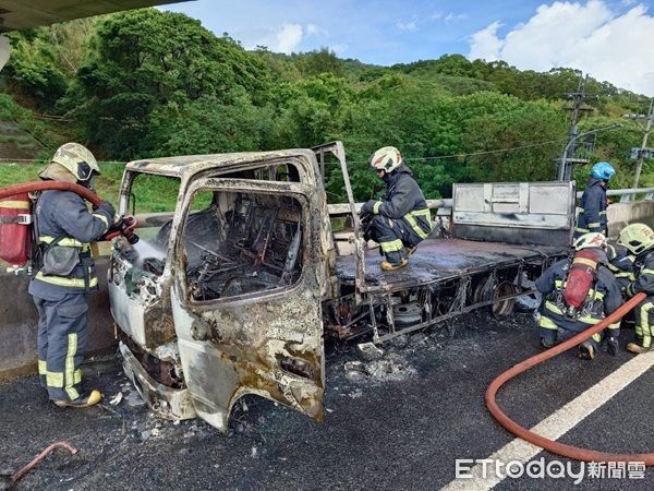 ▲▼警消迅速趕到將火勢撲滅，但車輛幾乎燒燬。（圖／國道公路警察局提）